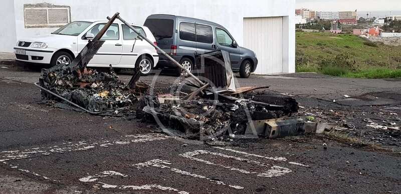 Contenedores quemados esta madrugada en una calle de Lomo Cementerio (Foto TA)